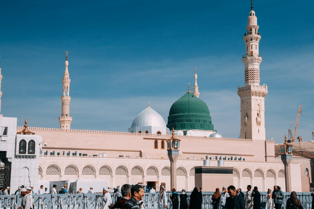 Nabi Muhammad membangun masjid Nabawi di Madinah