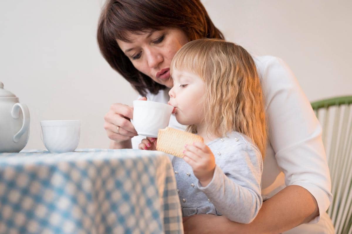 Tips anak minum susu tanpa drama salah satunya sandingkan dengan cemilan favorit