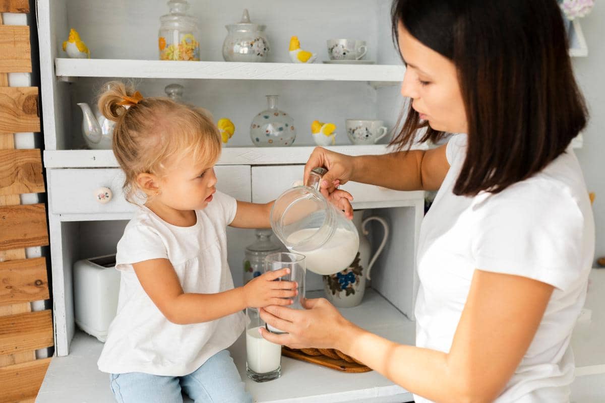 Tips anak minum susu tanpa drama yaitu dengan terapkan aturan tanpa hadiah dan ancaman