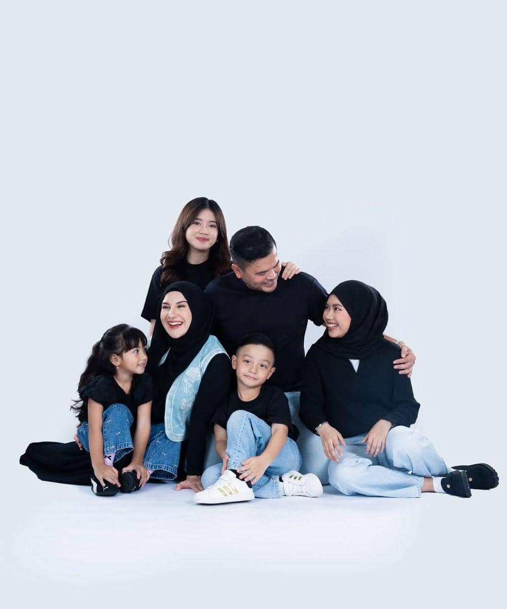 Keluarga Irish Bella kompak pakai kaos dan jeans