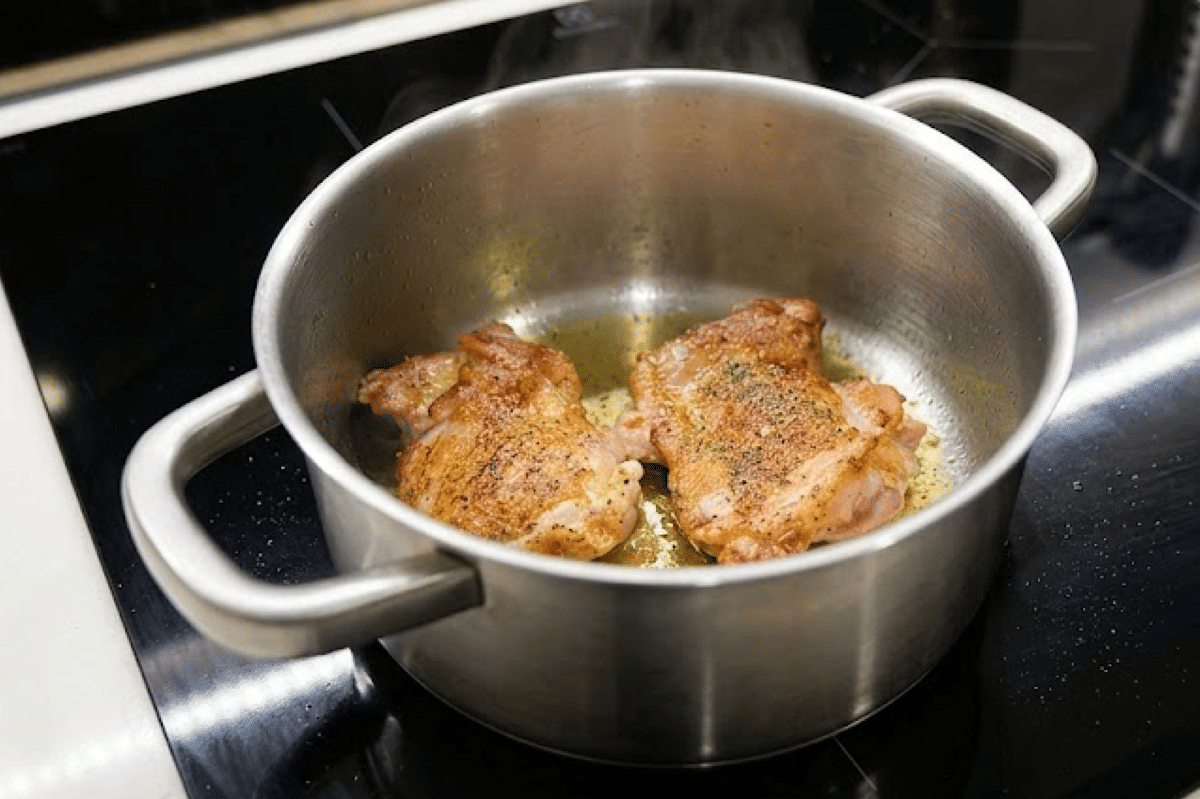 Ayam dimasak hingga matang kecoklatan dengan olive oil