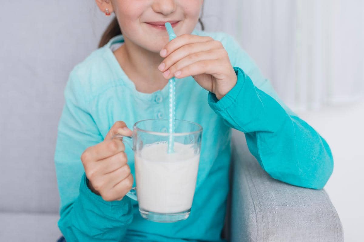 Tips anak minum susu tanpa drama dengan sedotan unik