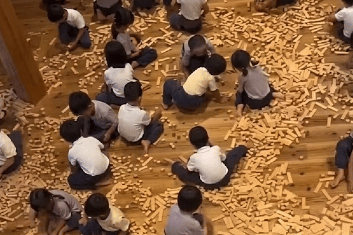 Anak diajak untuk menyusun balok sebagai permulaan untuk belajar coding