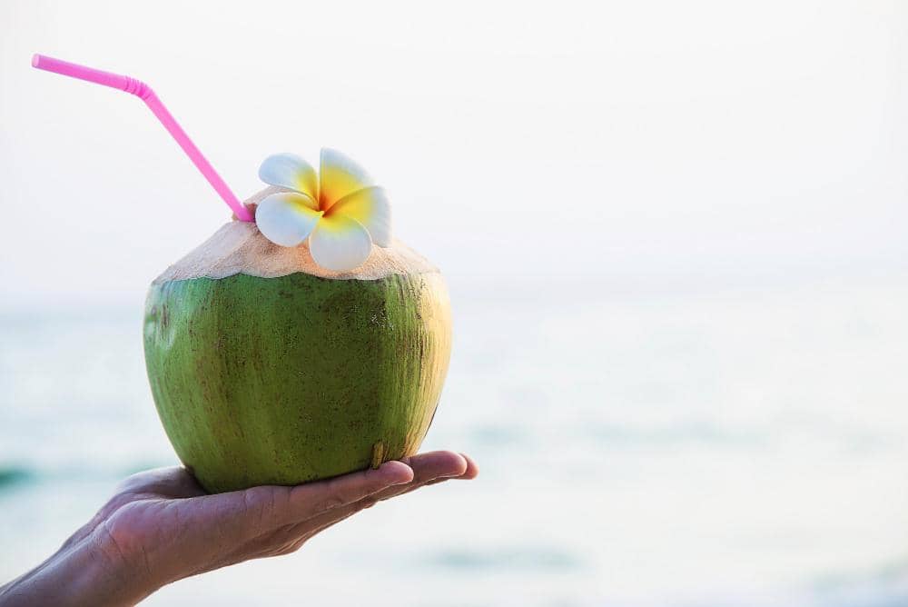 Benarkah sering minum air kelapa bisa menambah air ketuban?