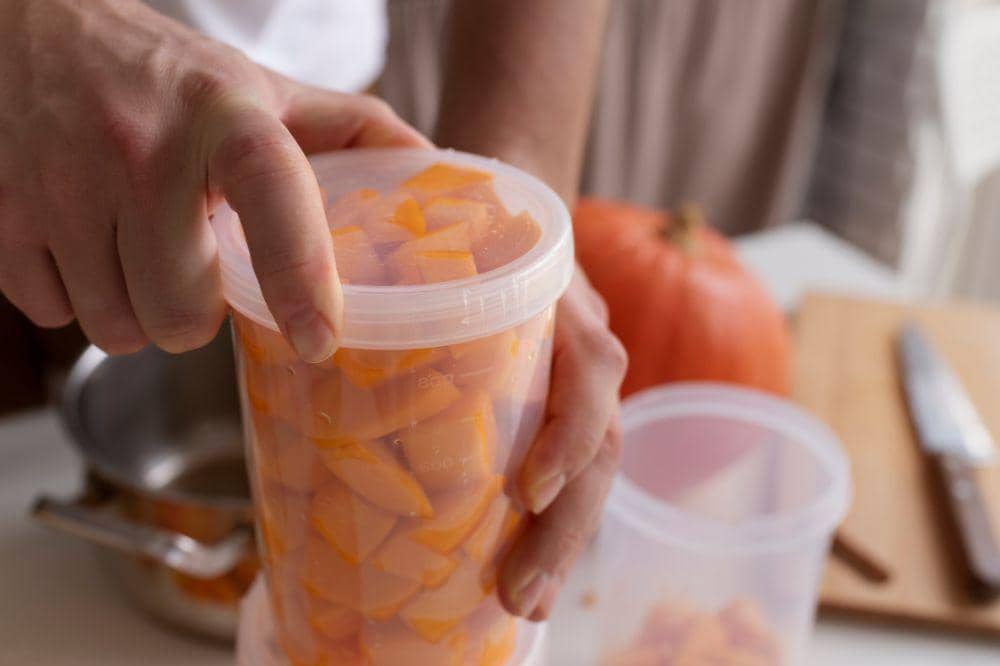 7 Cara Menghilangkan Noda Kuning di Wadah Plastik