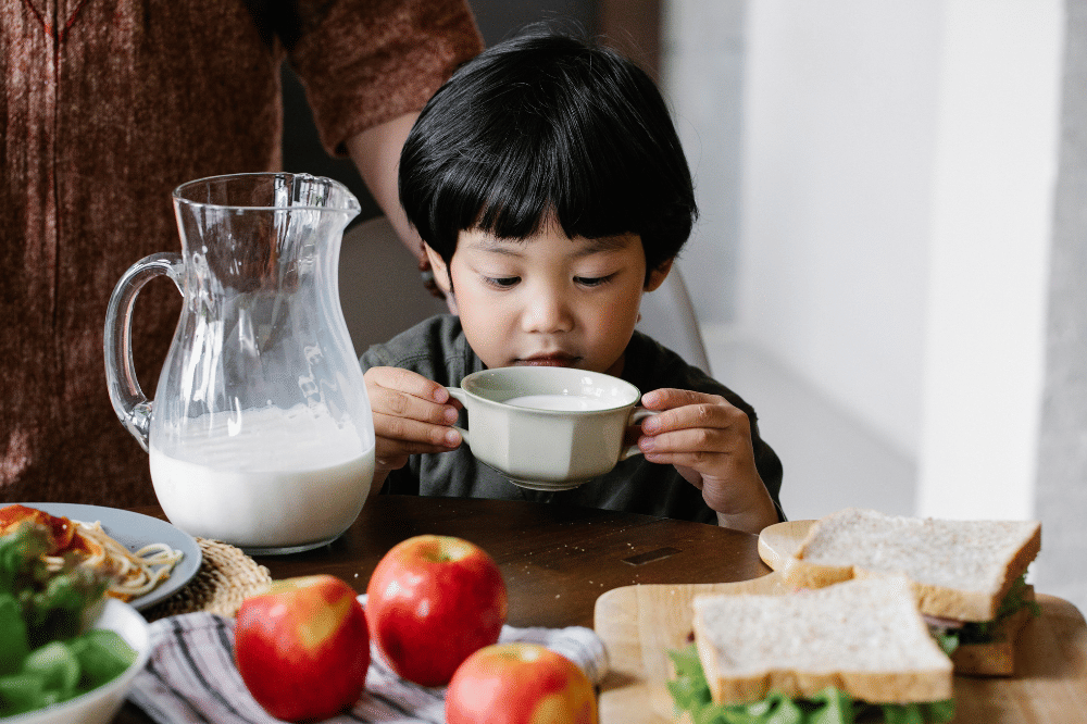 Anak minum susu