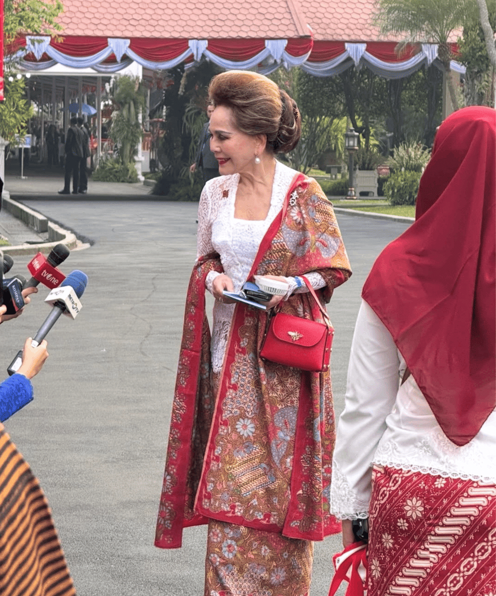 Gaya Dewi Soekarno Selalu Modis (3)