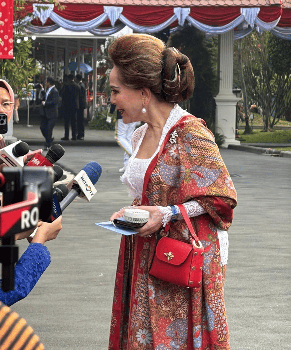 Gaya Dewi Soekarno Selalu Modis (4)