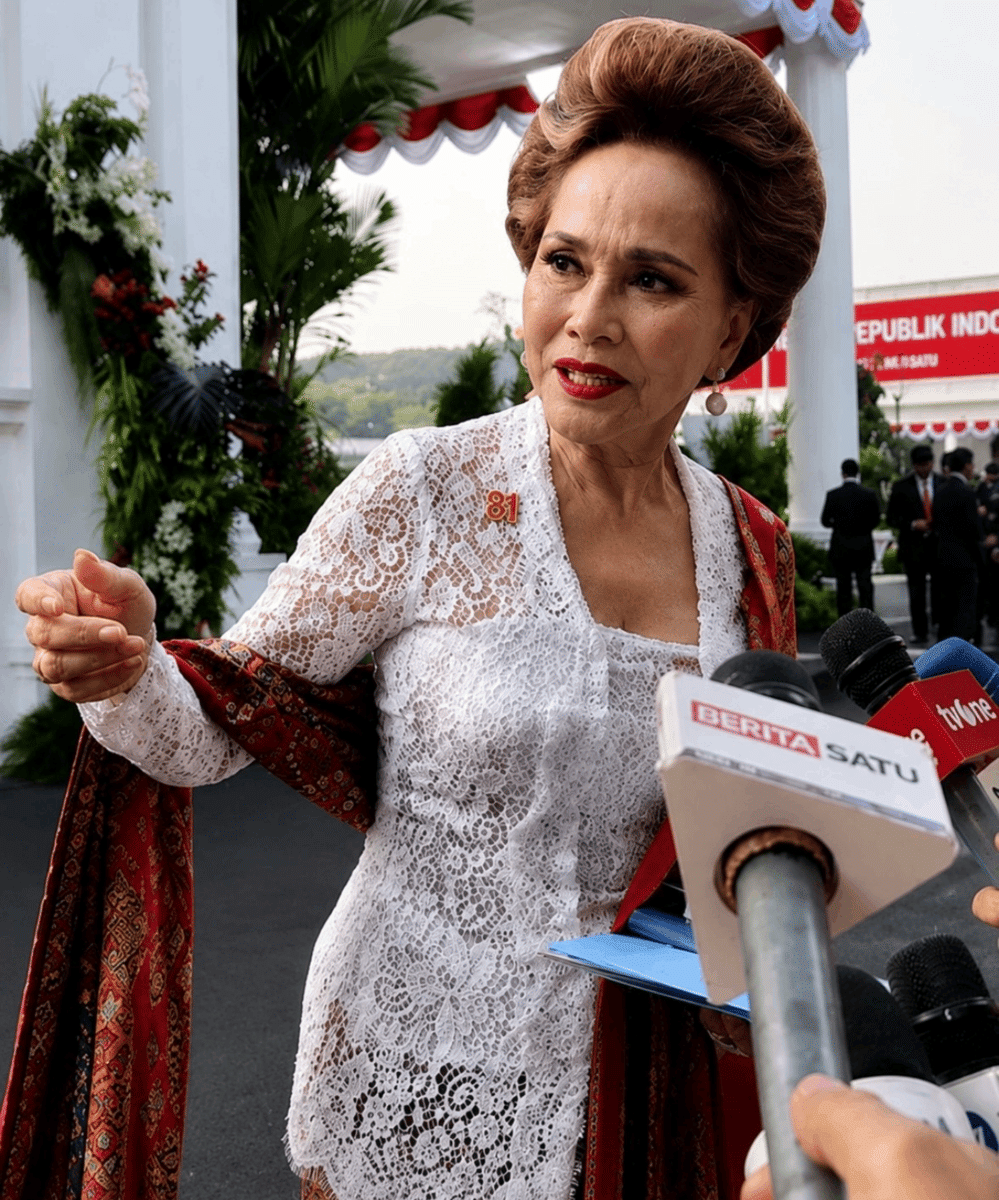 Gaya Dewi Soekarno Selalu Modis (2)