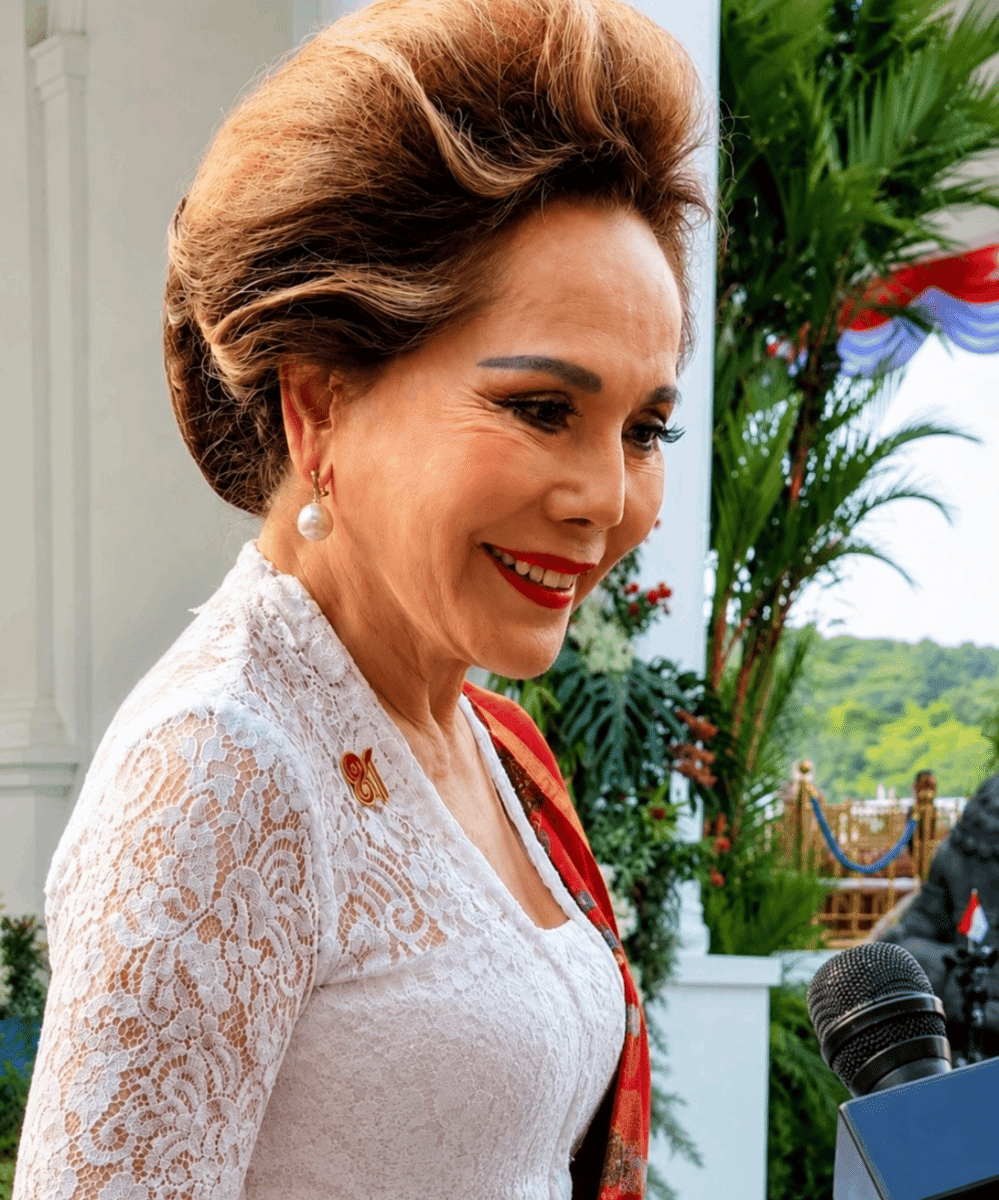 Gaya Dewi Soekarno Selalu Modis (5)