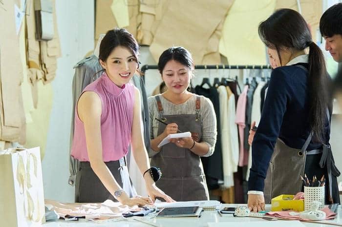 Gaya Fashion Han So Hee di Film The Intern 