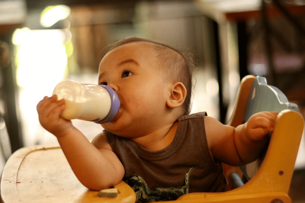 6 Cara Membiasakan Anak Minum Susu, Mulai dengan Porsi Kecil