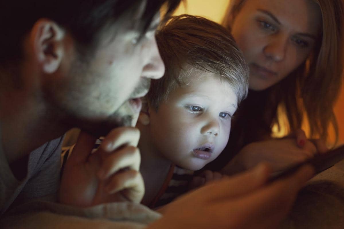 Cara atur screen time anak menurut pakar anak yaitu harus didampingi orangtua