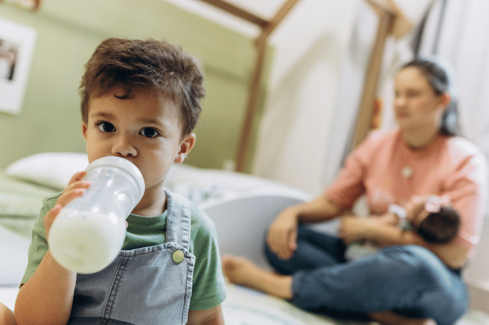 6 Cara Mengenalkan Susu Sapi pada Anak, Campurkan secara Bertahap