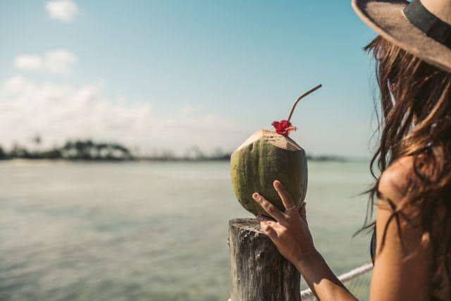 Benarkah Sering Minum Air Kelapa Bisa Menambah Air Ketuban?