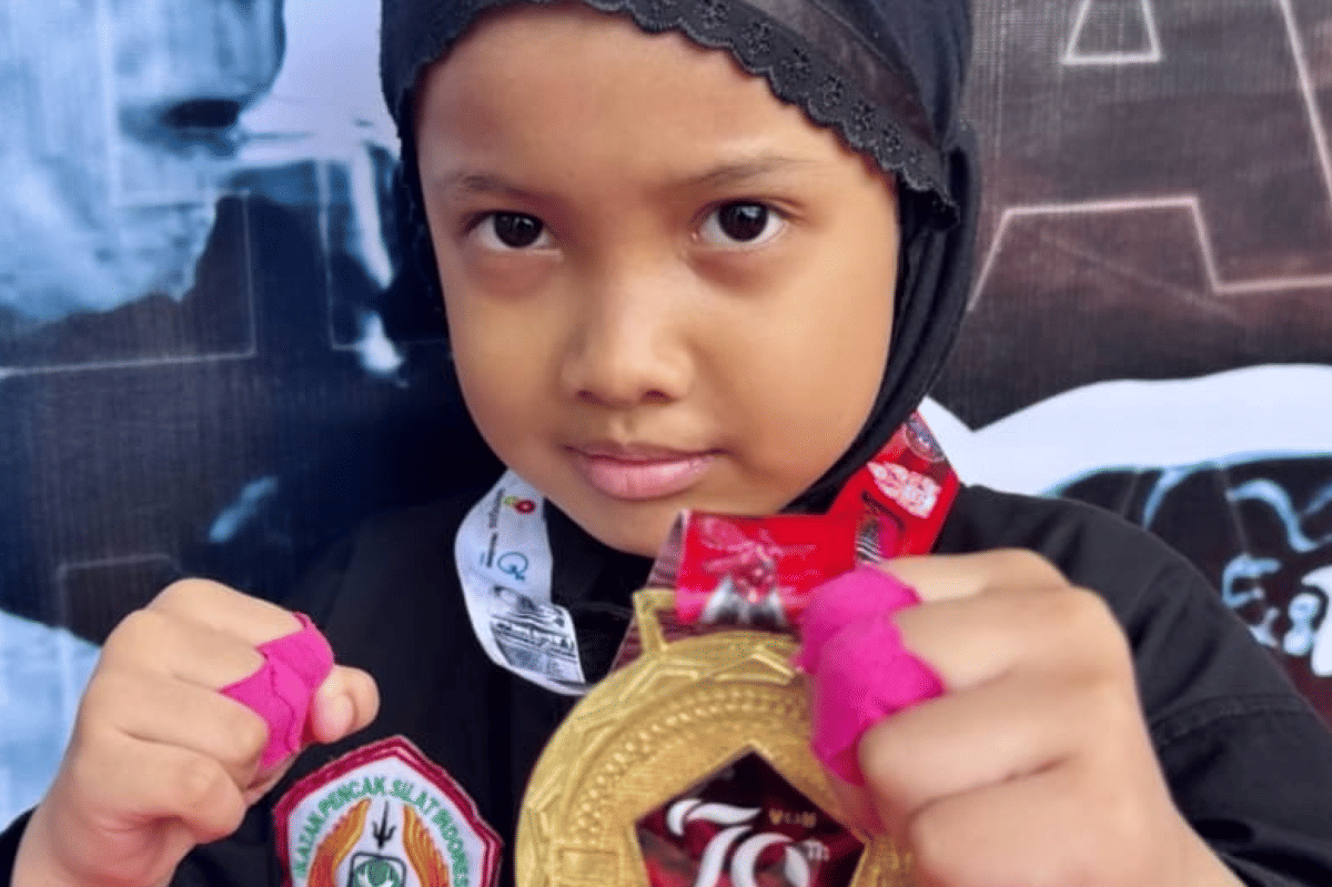 Rajin berlatih setiap minggunya untuk mengasah kemampuan silatnya