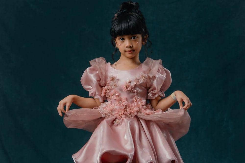 Serba Pink, 3 Detail Outfit Nakeya Ayu di Showcase Naura Ayu