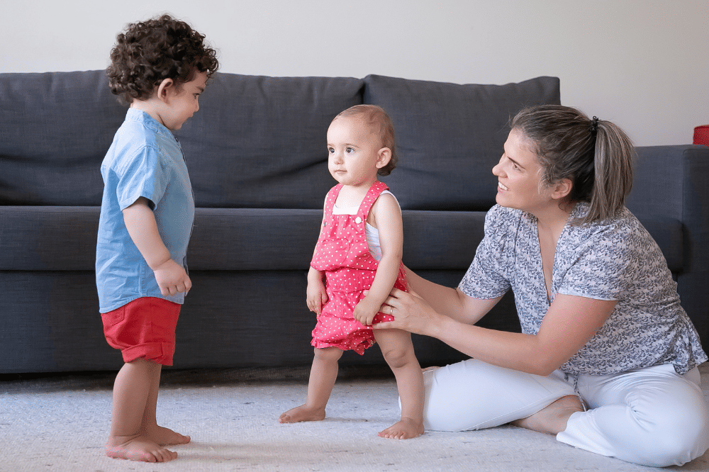 Cara efektif membantu bayi merasa aman saat bertemu orang baru
