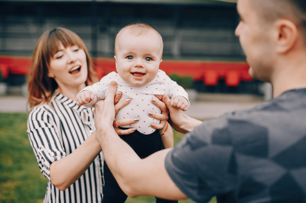 Cara efektif membantu bayi merasa aman saat bertemu orang baru