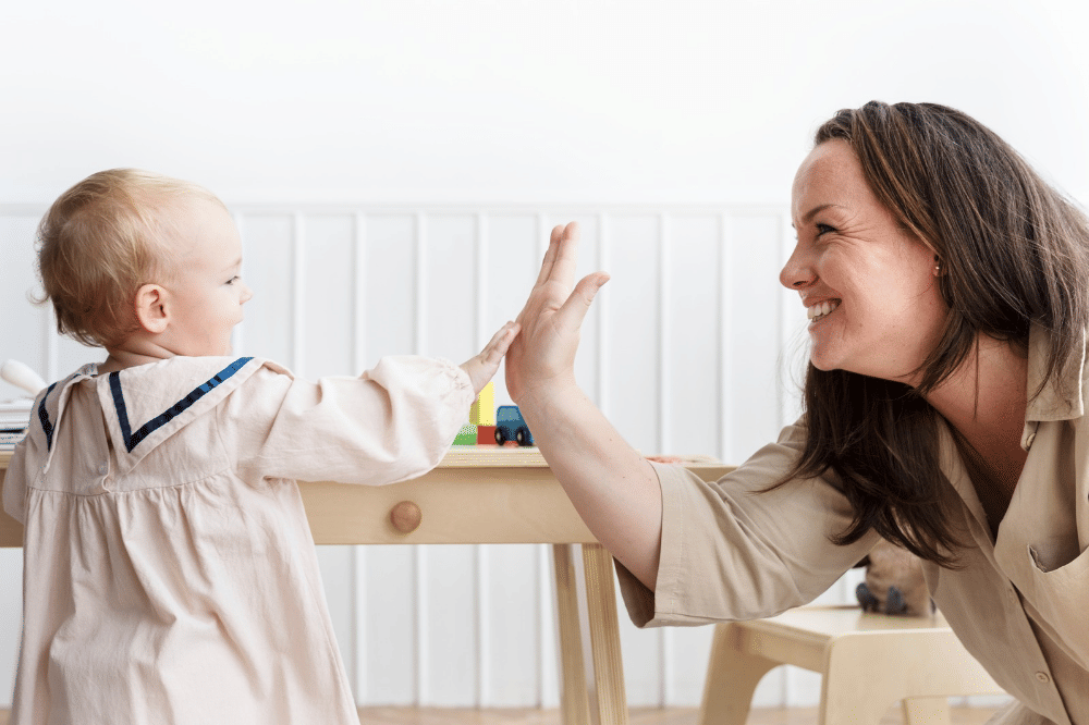 Cara efektif membantu bayi merasa aman saat bertemu orang baru