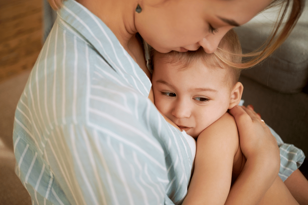 Cara efektif membantu bayi merasa aman saat bertemu orang baru