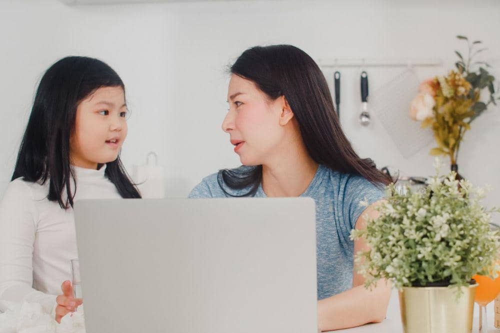 anak bersama mamanya yang bekerja