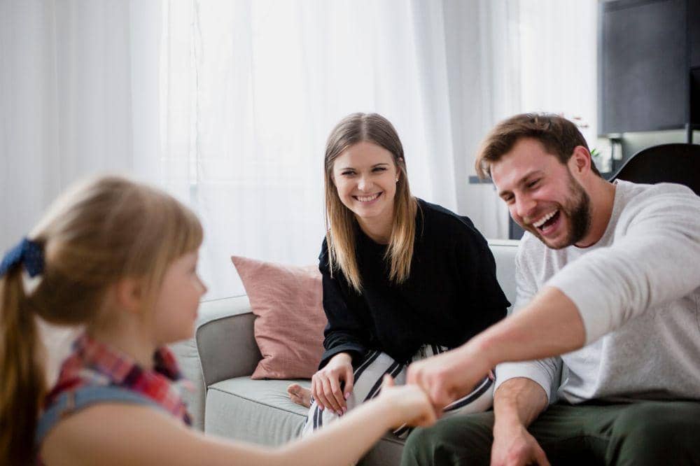 anak perempuan bersama mama dan papa