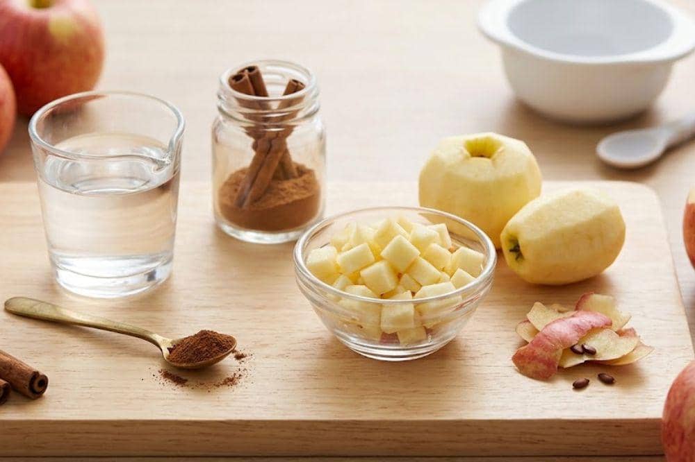 Bahan-bahan membuat puree apel dan kayu manis untuk MPASI