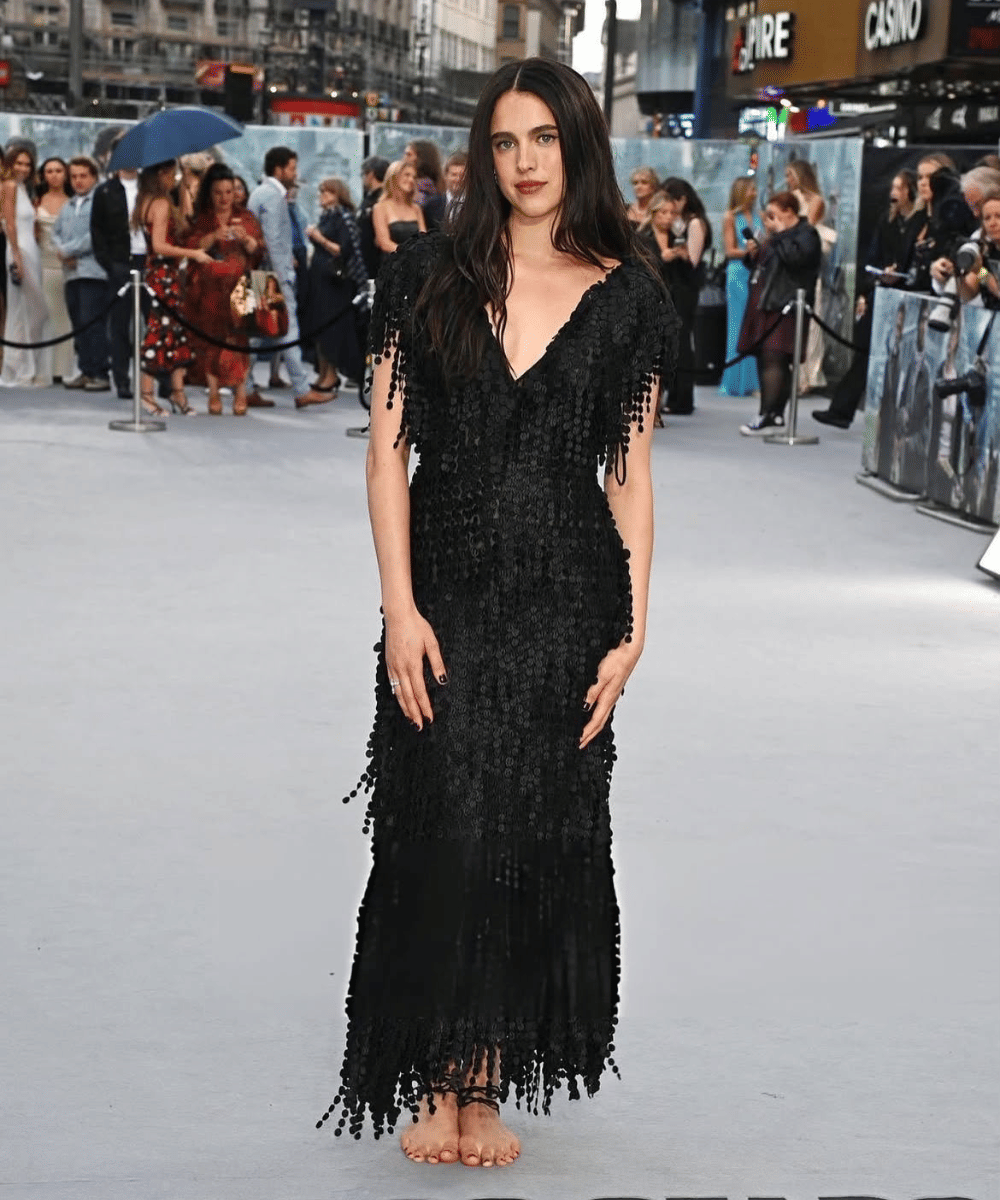 Dipadukan dengan little black dress yang anggun