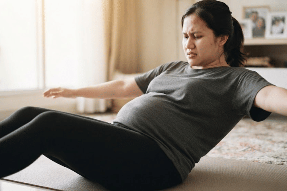 Hindari olahraga crunch, sit-up, dan latihan perut berat
