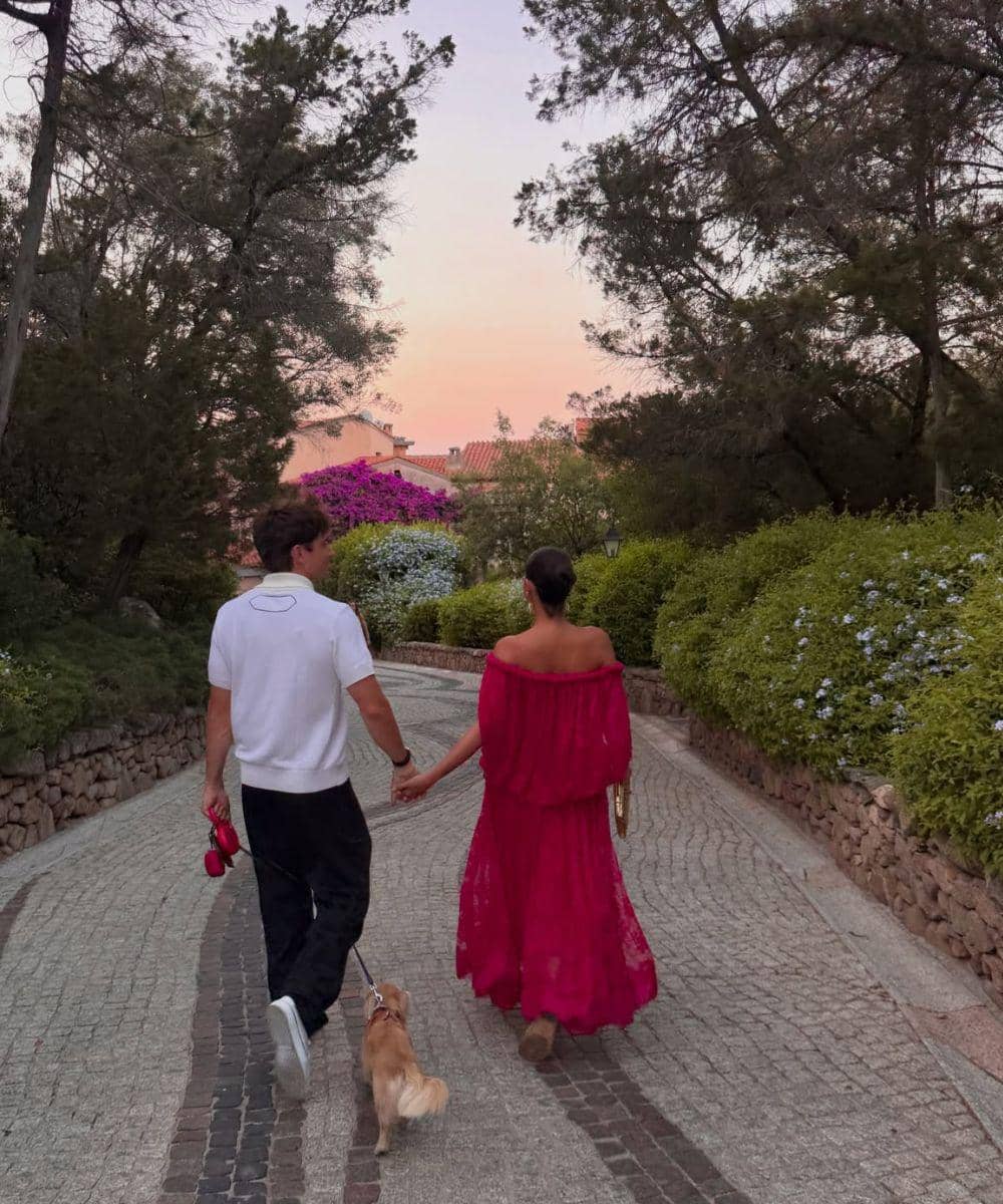 Kenakan maxi dress fuschia untuk date night bersama Charles
