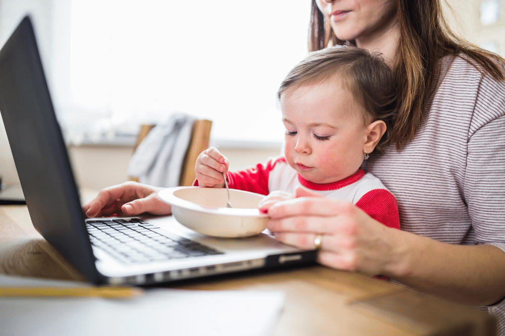 Makan Sambil Nonton Bisa Bikin Anak Suka Mengemut Makanan