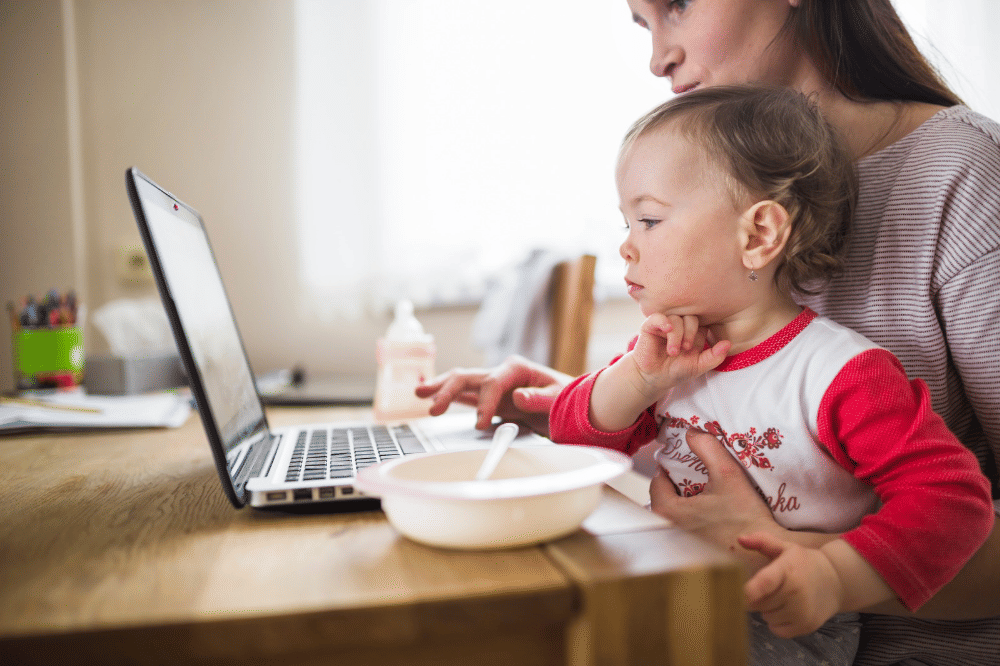 Kenapa makan sambil nonton bisa bikin anak suka mengemut makanan?