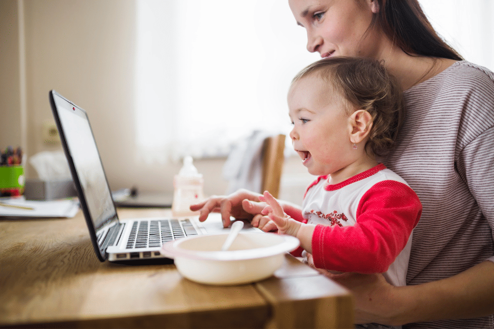 Kenapa makan sambil nonton bisa bikin anak suka mengemut makanan?