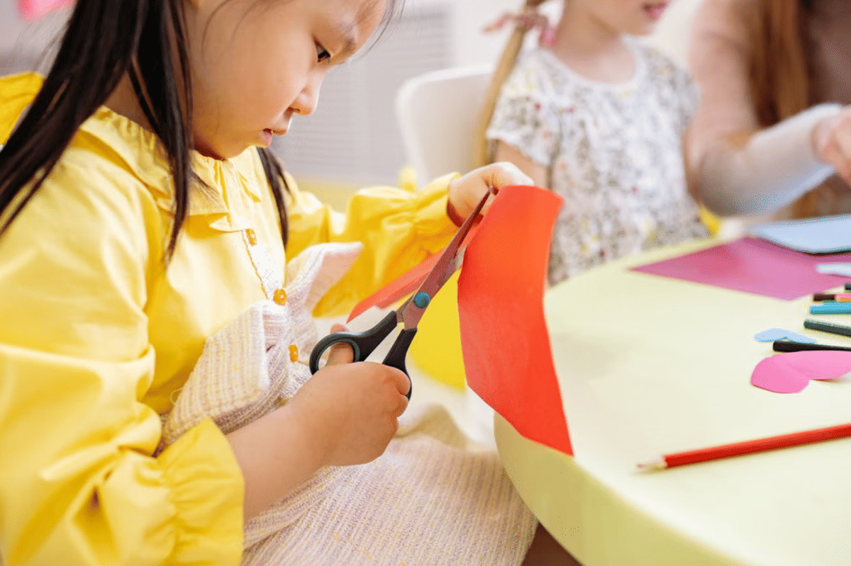 Jangan langsung memarahi anak jika suka merobek-robek kertas
