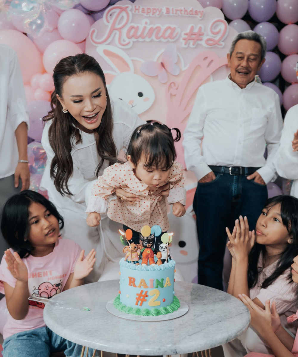 Rossa gendong Raina saat tiup lilin ulang tahun