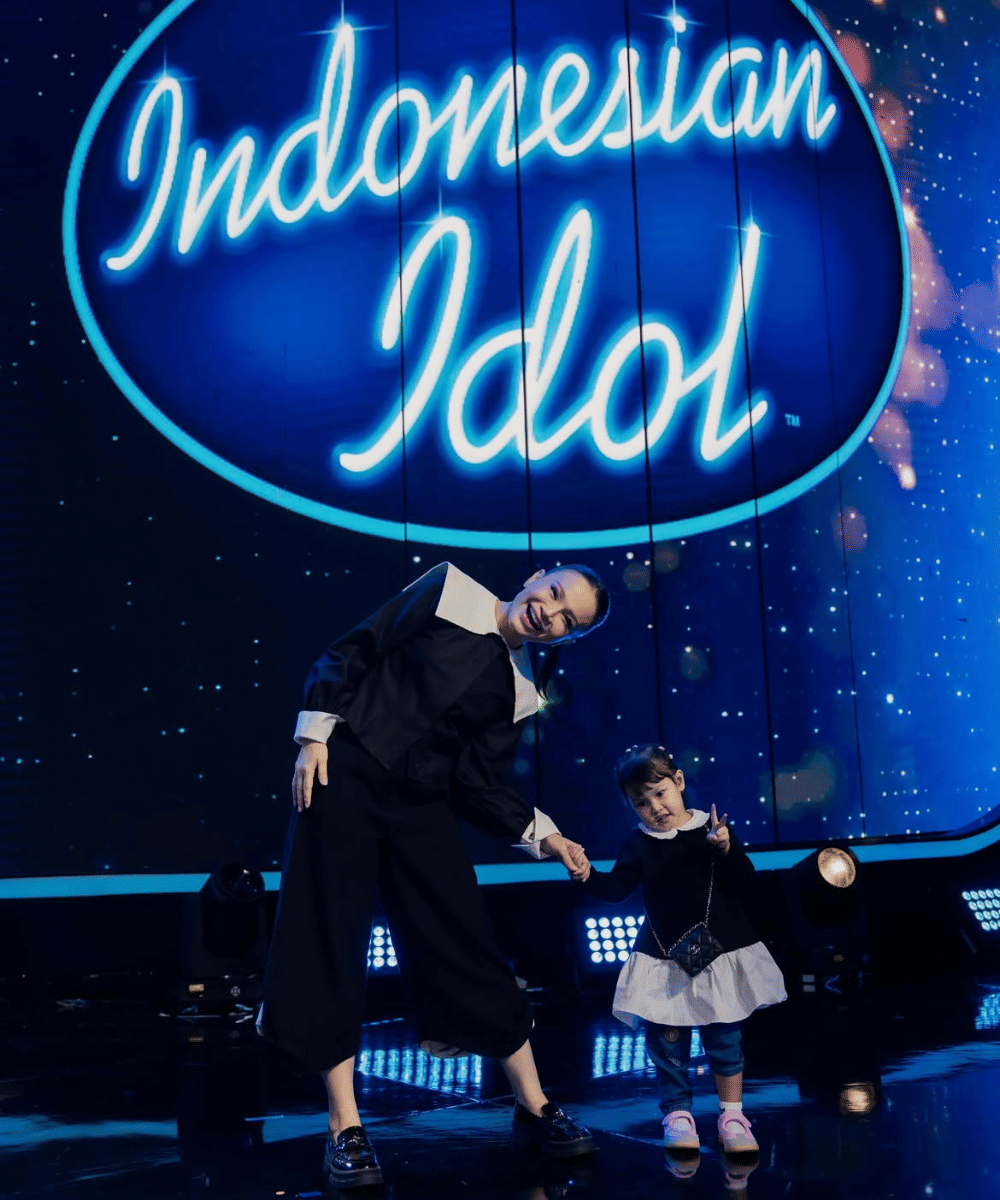 Raina temani Rossa saat bertugas di Indonesian Idol