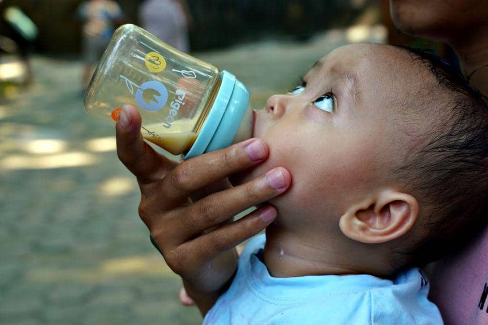 Apakah Boleh Bayi Minum Air Putih?