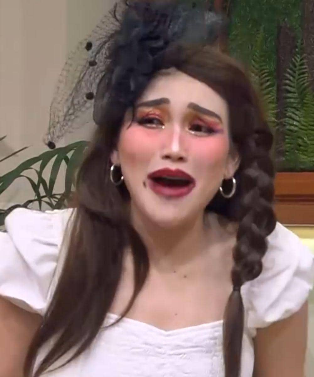 Ayu Ting Ting cosplay jadi hantu