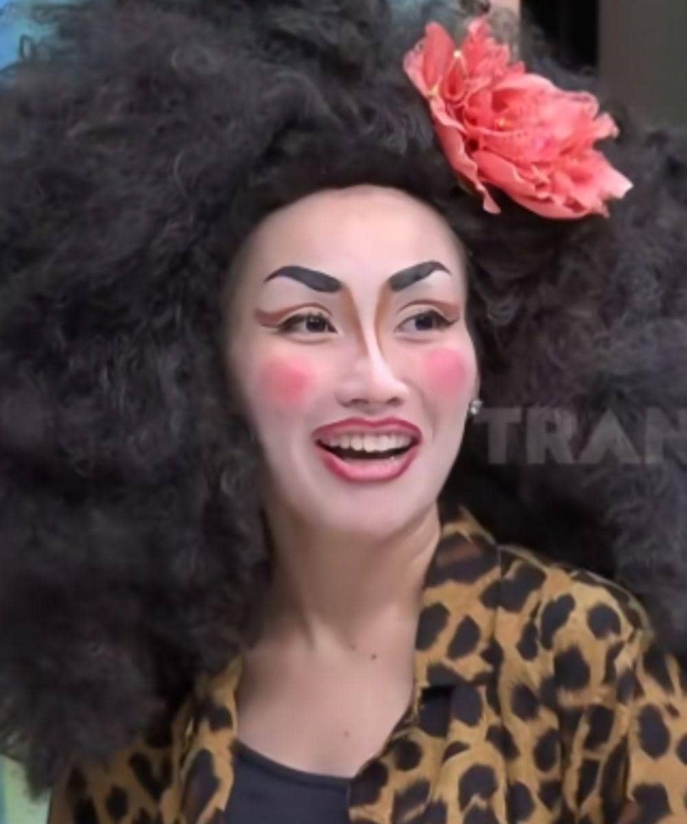 Pakai kaos dan celana leopard dengan dandanan heboh