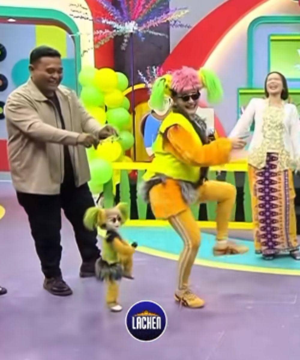 Bikin penonton ngakak saat cosplay jadi boneka