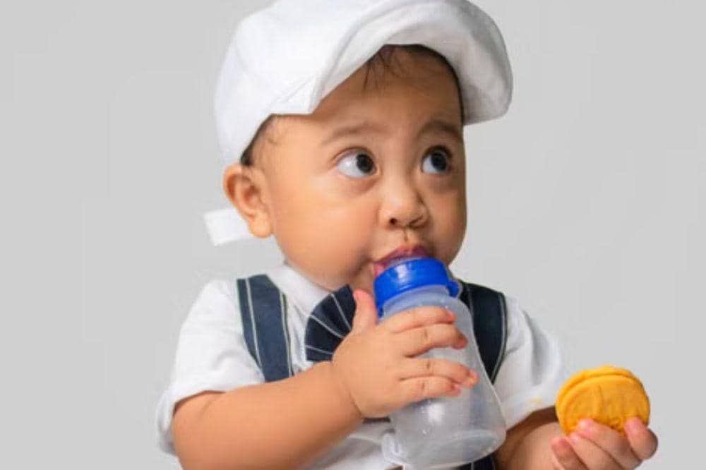 Bolehkah Bayi Minum Air Putih? Ini Penjelasan dan Faktanya!