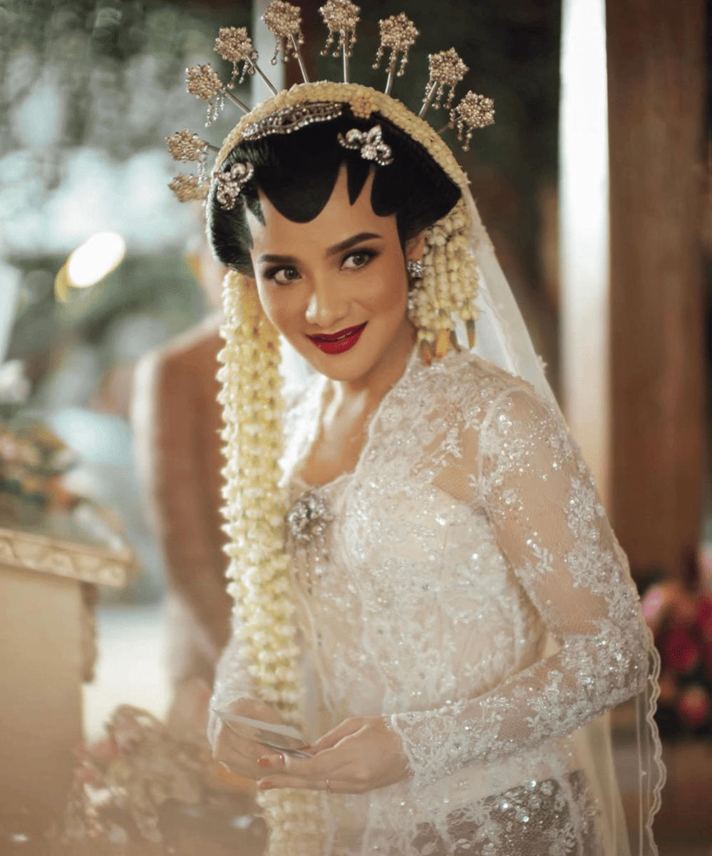 Audinna tampil menawan dengan adat Jawa (3)