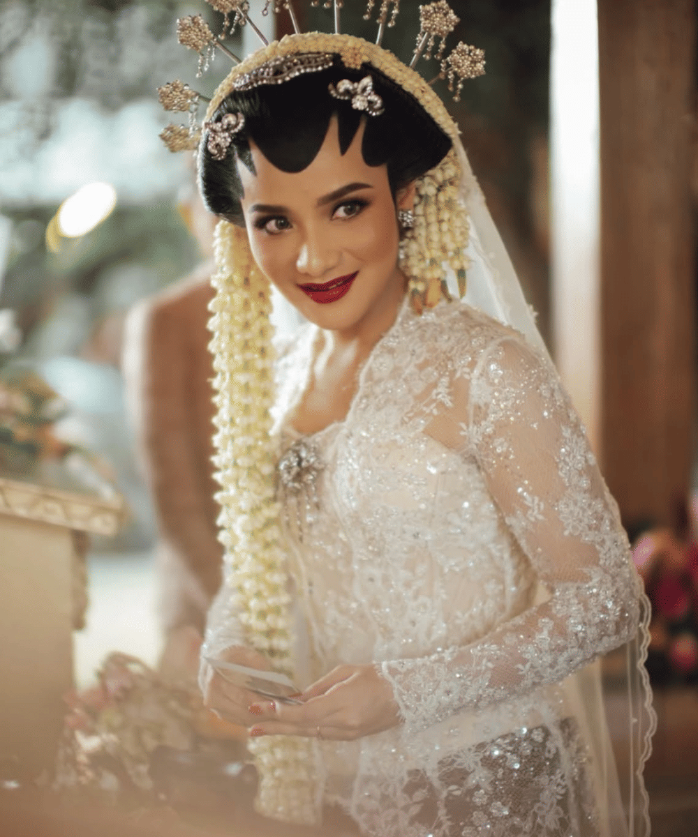 Riasan bibir bold warna merah menyala
