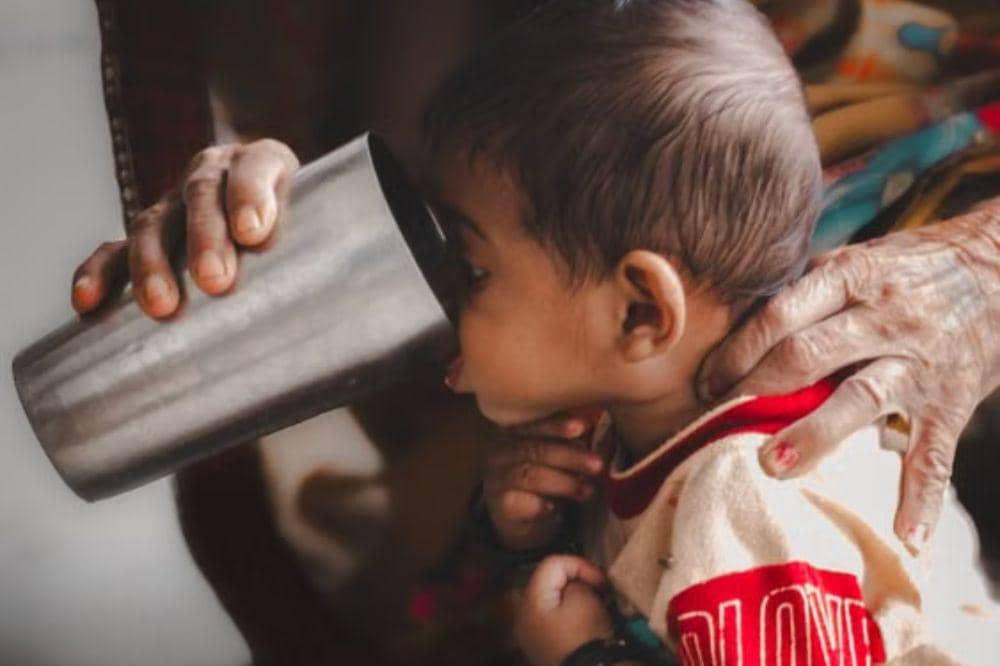 Kapan Waktu yang Tepat Bayi Minum Air Putih?