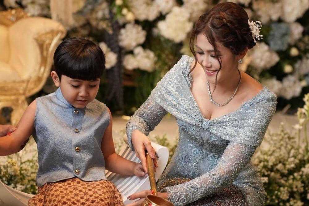 Usai Sunat, Ebrahim Dapat Kado Cermin Unik dari Ruce Nuenda