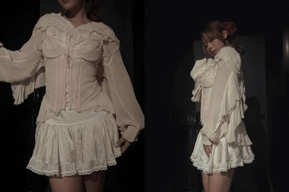 Corset bustier rajut di atas gaun renda 