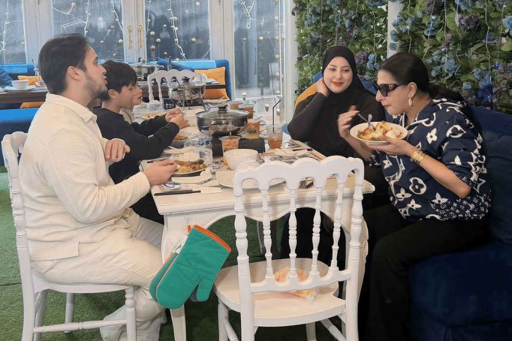 Makan bersama jadi momen spesial Malik dan Noora
