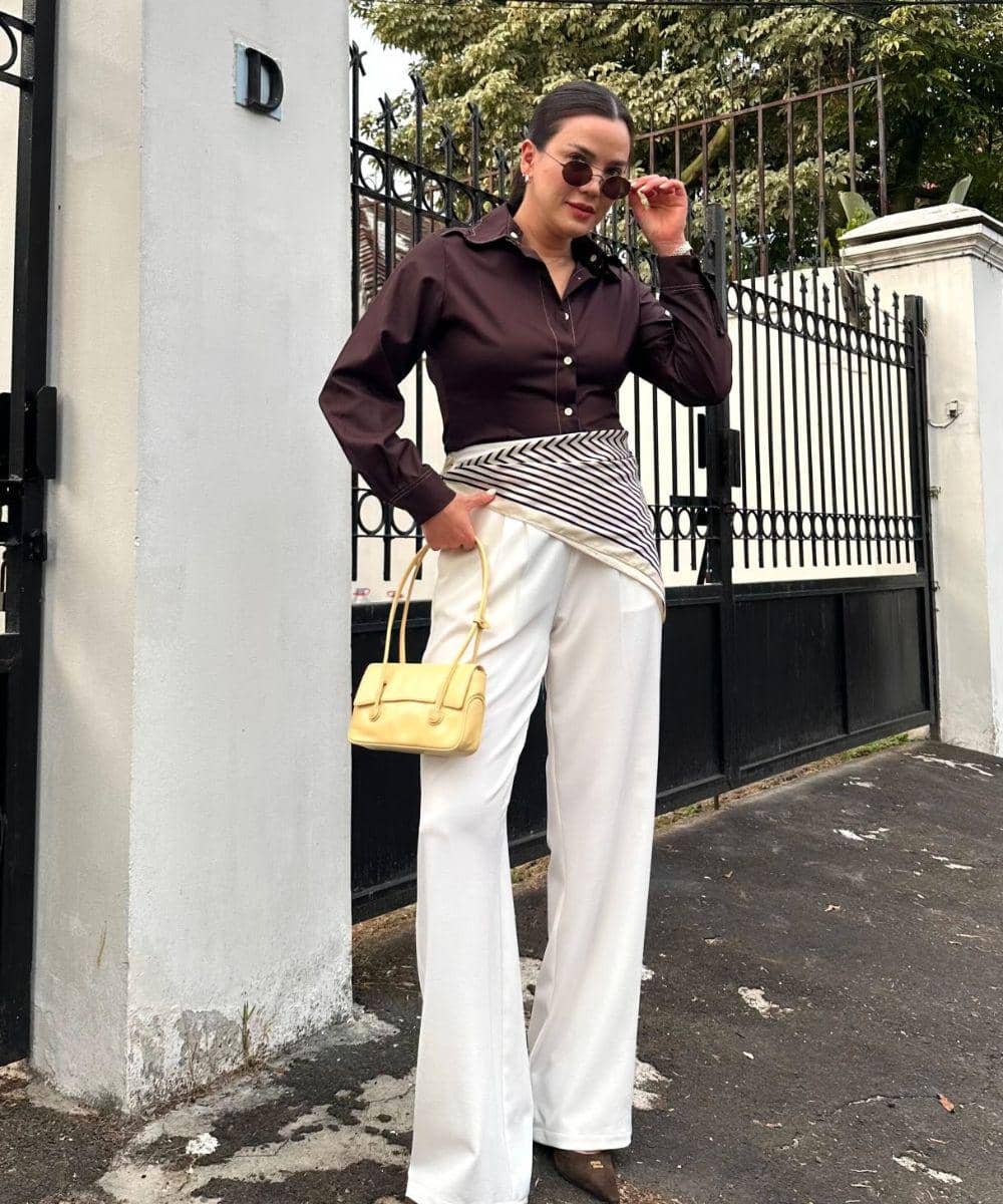 Kemeja cokelat dan syal sebagai fashion item unik