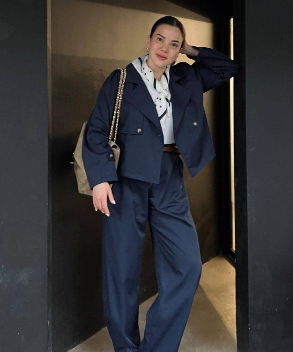 Power suit navy untuk tampil profesional
